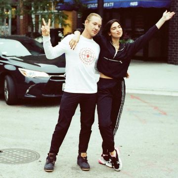 Las zapatillas Air Jordan 4 Retro Levis Nrg "levi's" usadas por Diplo en la cuenta de Instagram @dualipa