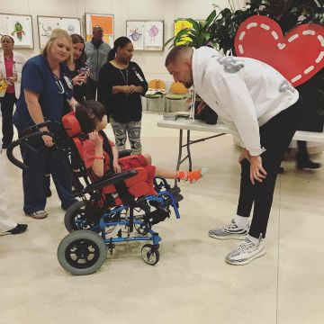 Sneakers Adidas Yeezy Boost 350 V2 "zebra" made by Chandler Parsons on his account Instagram