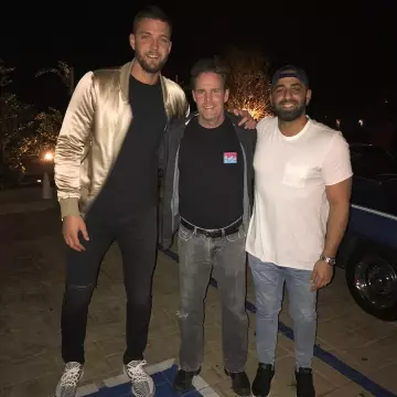 Les Sneakers Adidas Yeezy Boost 350 V2 "zebra"   portées par Chandler Parsons sur son compte Instagram