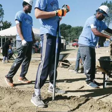 Sneakers Adidas Yeezy Boost 350 "turtle Dove" made by Chandler Parsons on his account Instagram