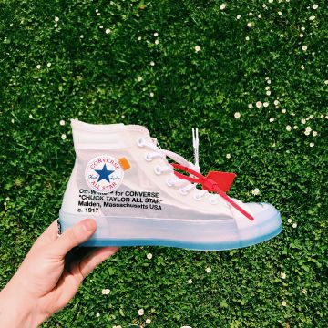 Las zapatillas transparentes Converse Chuck Taylor All Star Hi Off White sostenidas en su mano por el Youtuber Vladislav Kirillov en su cuenta de instagram