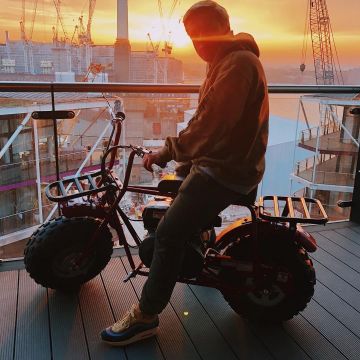 La mini moto Supreme rouge sur laquelle se tient le youtubeur Vladislav Kirillov sur son compte instagram