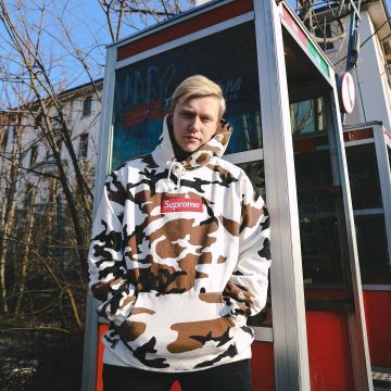 Le sweat à capuche "peau de vache" Supreme que porte le youtubeur Vladislav Kirillov sur son compte instagram