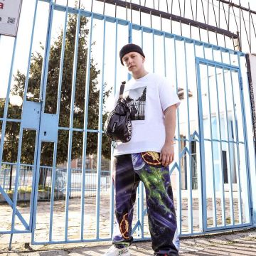 Le sweatpant à imprimés planètes Supreme UNDERCOVER que porte le youtubeur Vladislav Kirillov sur son compte instagram