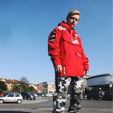 La veste rouge Supreme The North Face que porte le youtubeur Vladislav Kirillov sur son compte instagram