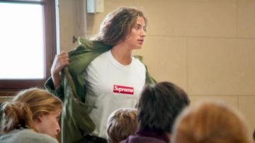 Gangsterdam's looks: Nora (Manon Azem) wears a Supreme t-shirt in the movie