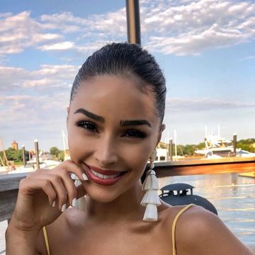Les boucles d’oreilles pompon de Olivia Culpo sur Instagram
