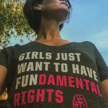 Le t-shirt Girl just want to have Fundamental rights de Sarah Paulson sur son compte Instagram