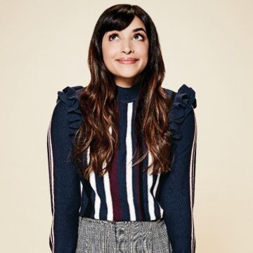 El suéter a rayas y volantes de Hannah Simone en su cuenta de Instagram (New Girl)