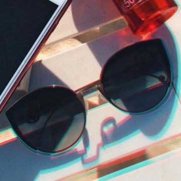 The golden brown sunglasses brand Fendi on the account Instagram of Horia