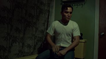 La camiseta blanca de botones estilo henley de Mark Rollins (Ari Millen) en Orphan Black S03E02