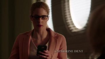 Pendientes usados por Felicity Smoak (Emily Bett Rickards) en Arrow S04E02