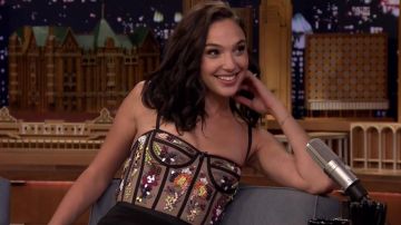 Le body Cushnie et Ochs de Gal Gadot dans l'émission The Tonight Show Starring Jimmy Fallon
