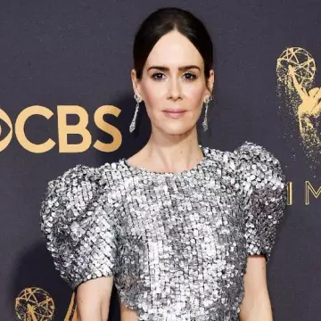 La robe argentée Carolina Herrera Open back sequined tulle gown de Sarah Paulson aux Emmy Awards 2017