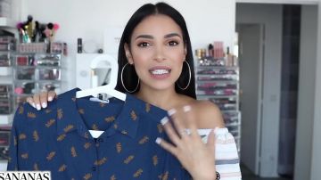 La chemise bleue imprimée Etam présentée par Sananas dans sa vidéo YouTube ENORMES SOLDES POUR TOUS LES STYLES + ESSAYAGES !