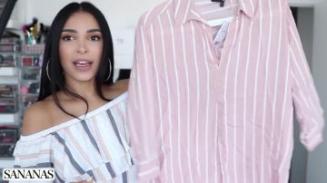 Le chemisier rose à rayures blanches Etam présenté par Sananas dans sa vidéo YouTube ENORMES SOLDES POUR TOUS LES STYLES + ESSAYAGES !