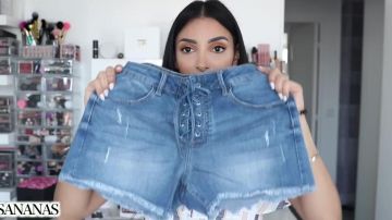 Le short en jean Etam présenté par Sananas dans sa vidéo YouTube ENORMES SOLDES POUR TOUS LES STYLES + ESSAYAGES !