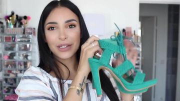 Les sandales vertes Etam présentées par Sananas dans sa vidéo YouTube ENORMES SOLDES POUR TOUS LES STYLES + ESSAYAGES !