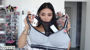 La brassière de sport Etam présentée par Sananas dans sa vidéo YouTube ENORMES SOLDES POUR TOUS LES STYLES + ESSAYAGES !