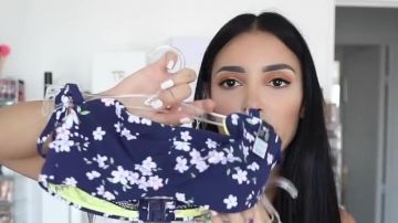 Le haut de maillot de bain à fleurs Etam présenté par Sananas dans sa vidéo YouTube ENORMES SOLDES POUR TOUS LES STYLES + ESSAYAGES !