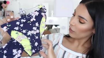 Le bas de maillot de bain Etam présenté par Sananas dans sa vidéo YouTube ENORMES SOLDES POUR TOUS LES STYLES + ESSAYAGES !