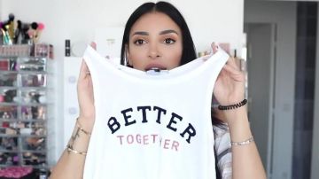 Le débardeur blanc "Better Together" Etam présenté par Sananas dans sa vidéo YouTube ENORMES SOLDES POUR TOUS LES STYLES + ESSAYAGES !
