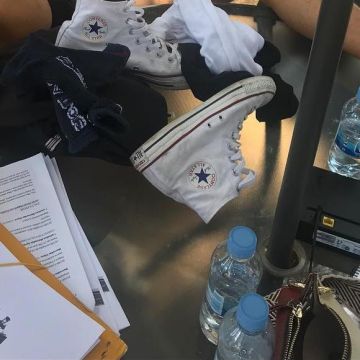 Zapatillas Converse blancas altas en la cuenta de Instagram de Cameron Dallas