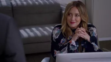 Le top bouffant bleu à imprimés de Kel­sey Pe­ters (Hi­lary Duff) dans Youn­ger S05E05