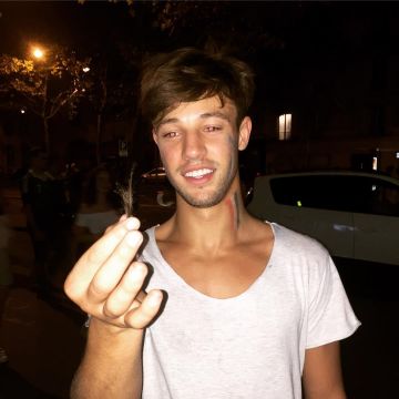 La camiseta blanca que lleva Cameron Dallas en su cuenta de Instagram