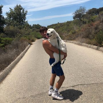 Zapatillas Converse blancas altas usadas por Cameron Dallas en su cuenta de Instagram