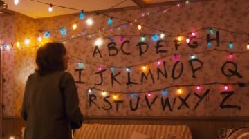 La cadena de luces en la casa de Joyce Byers (Winona Ryder) en Stranger Things S01E03
