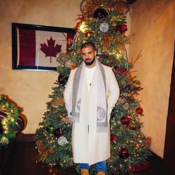 Collections of Louis Vuitton : Scarf Cardiff worn by Drake on his account Instagram