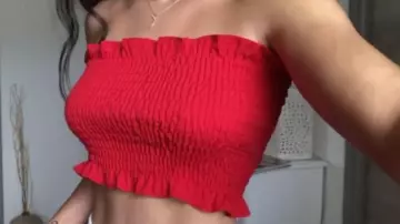The bandeau top red Shein in the YouTube video HAUL TRY-ON THE SPRING ( it smells like étééé ☀️) FannySNL