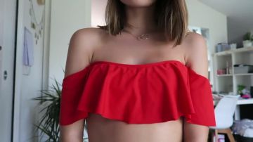 The bikini top red Pimkie in the in the YouTube video HAUL TRY-ON THE SPRING ( it smells like étééé ☀️) Fanny$NL
