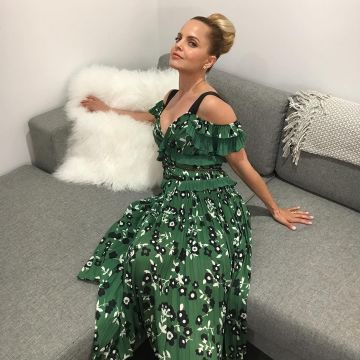El vestido verde Self Portrait Dress Mi Long Plisado con flores de Mena Suvari en Instagram