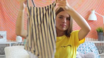El bañador a rayas de una sola pieza en el vídeo de YouTube BOMBED FOR THIS SUMMER: BIKINI TRY ON (2018) de Justzoe