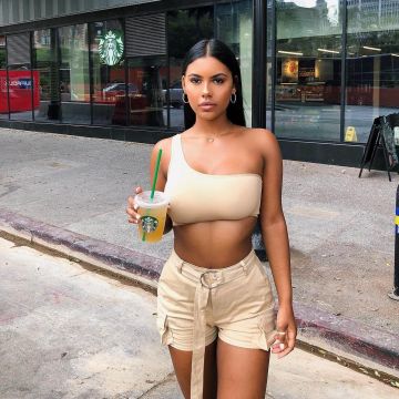 The short "Jane in the jungle" taupe color worn by Aliyah Ceila on his account Instagram