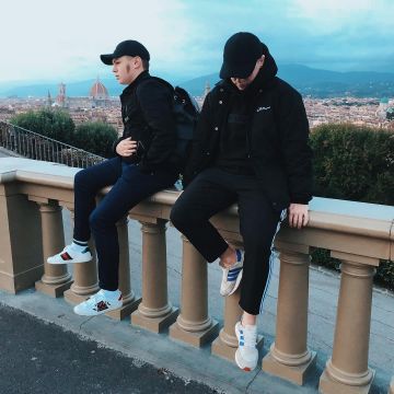 Las zapatillas blancas con una serpiente roja usadas por el YouTuber Vladislav Kirillov en su cuenta de instagram