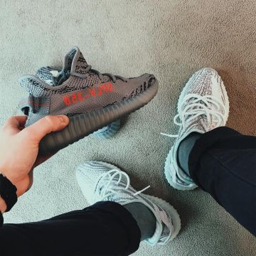 Las zapatillas adidas Yeezy Boost 350 V2 Beluga 2.0 grises usadas por el YouTuber Vladislav Kirillov en su cuenta de Instagram