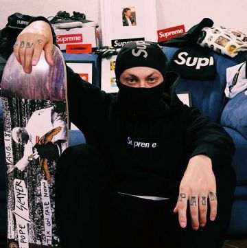 La capucha Black Supreme usada por el YouTuber Vladislav Kirillov en su cuenta de Instagram
