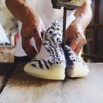 Las zapatillas con patrón "cebra" adidas Yeezy Boost 350 V2 Zebra que cortó el youtuber Vladislav Kirillov en su cuenta de instagram