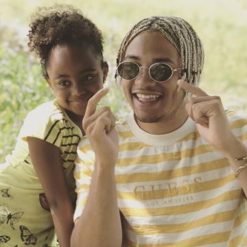 La camiseta amarilla a rayas de Guess usada por el YouTuber INZKITCHEN en su cuenta de instagram