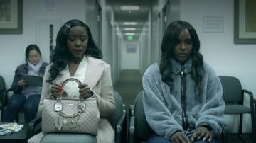 Chaqueta azul borrosa usada por Colandrea Conners / Coco (Antoinette Robertson) como se ve en Dear White People S02E04