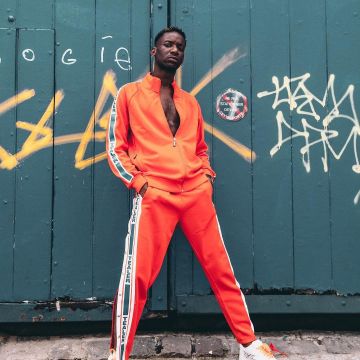 The jogging bottoms orange Tealer of the youtubeur Birdyy on his account instagram