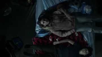 Rose à capuche porté par Charlotte Byrde (Sofia Hublit) comme on le voit dans Ozark S02E01