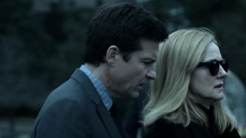 Les lunettes de soleil noires Wendy Byrde (Laura Linney) dans Ozark S02E01