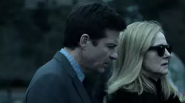 Les lunettes de soleil noires Wendy Byrde (Laura Linney) dans Ozark S02E01