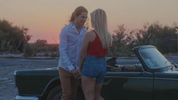 La chemise blanche avec col tigre de Moha La Squale dans son clip Luna