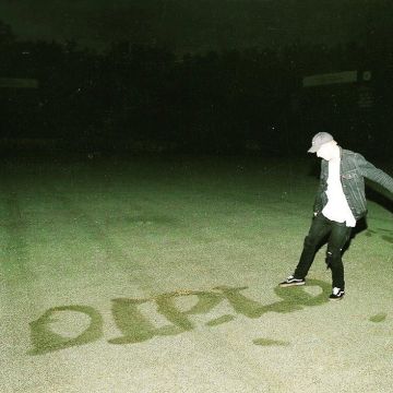 The Sneakers Vans Old Skool black worn by Diplo on his account Instagram