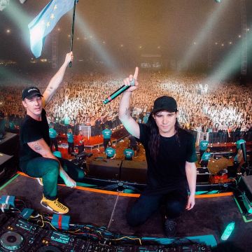 Sneakers Adidas Yeezy Boost 350 "pirate Black (2016 Release)"  worn by  Diplo on his Instagram account
